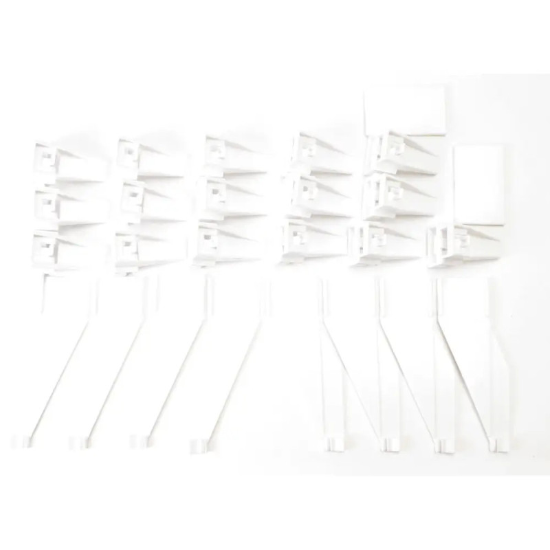 Weiße Kunststoffwinkel und Montageclips sind in Reihen auf weißem Hintergrund angeordnet. Weiße Kunststoffwinkel und Montageclips sind in Reihen auf weißem Hintergrund angeordnet.