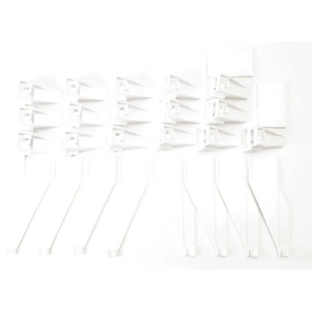 Weiße Kunststoffwinkel und Montageclips sind in Reihen auf weißem Hintergrund angeordnet.