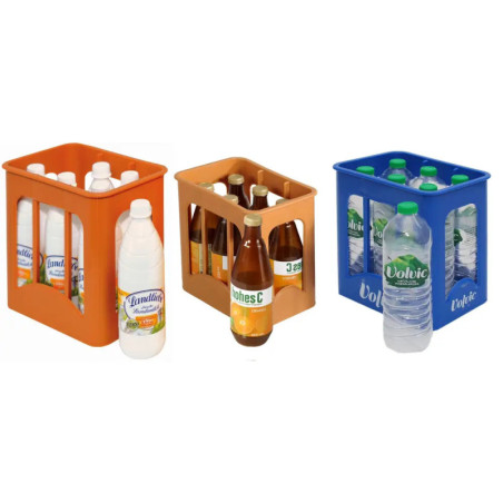 Drei Kunststoffkisten in Orange, Beige und Blau enthalten verschiedene Flaschen mit Getränken und Wasser.