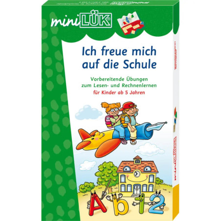 Box mit zwei Kindern auf einem Spielzeugflugzeug, einer Schule sowie bunten Buchstaben und Zahlen.
