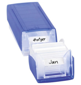 Blauer Plastik-Kartenikasten mit beschrifteten Karten, auf denen die Namen Holger und Jan stehen.