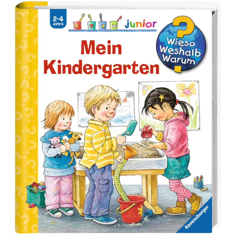 Drei Kinder spielen im Kindergarten gemeinsam mit Spielzeug und einem Sandtisch. Drei Kinder spielen im Kindergarten gemeinsam mit Spielzeug und einem Sandtisch.