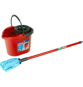 Rote Wischeimer mit Wringer und ein roter Vileda-Mopp mit blauem Mikrofaser-Kopf vor weißem Hintergrund.