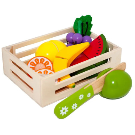 Holzkiste mit Spielzeug-Obst und -Gemüse, davor ein grünes Spielmesser und ein Apfel. Holzkiste mit Spielzeug-Obst und -Gemüse, davor ein grünes Spielmesser und ein Apfel.
