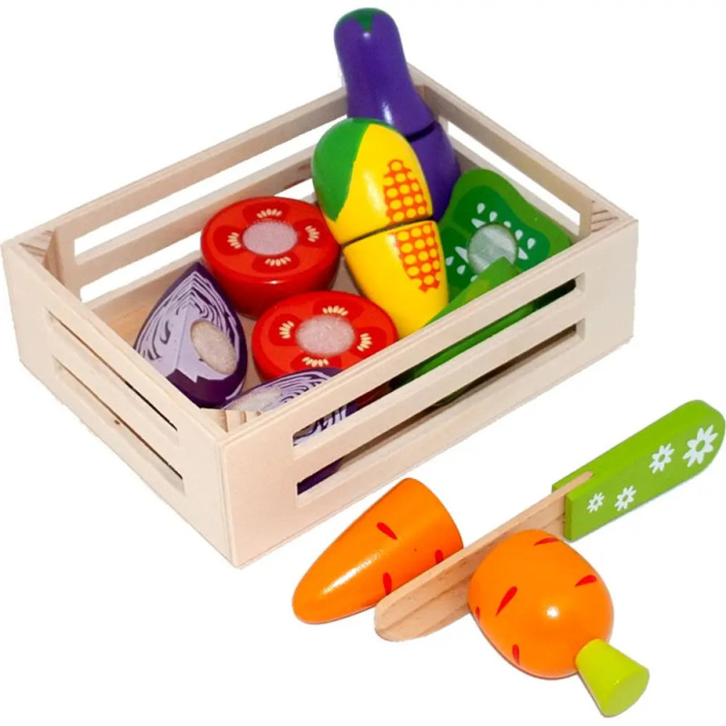 Holzkiste mit buntem Spielzeuggemüse, daneben liegen eine Spielzeugkarotte und ein Messer. Holzkiste mit buntem Spielzeuggemüse, daneben liegen eine Spielzeugkarotte und ein Messer.