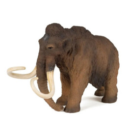 Braune Wollmammut-Figur mit langen, gebogenen weißen Stoßzähnen vor weißem Hintergrund.