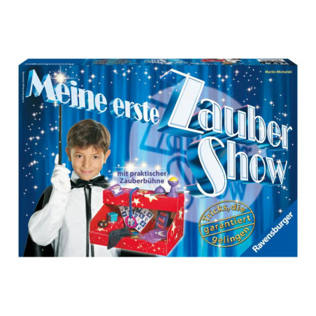 Ein lächelnder Junge als Zauberer mit Zauberkasten, darauf der Schriftzug Meine erste Zauber Show.