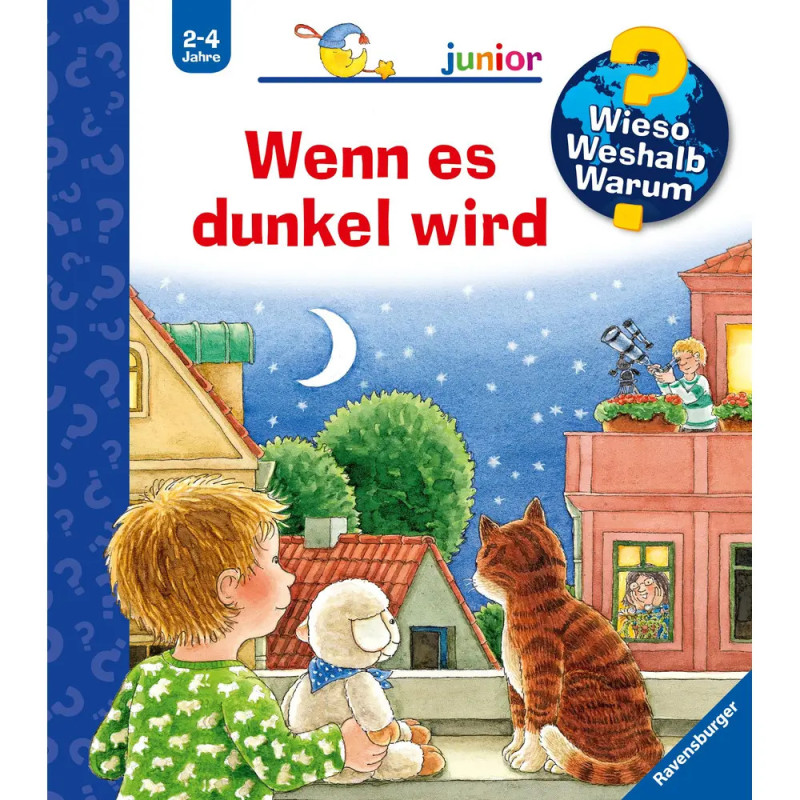 Ein Kind, ein Stofftier und eine Katze blicken aus dem Fenster auf den Nachthimmel mit Mond und Sternen.