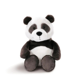 Ein Plüsch-Panda mit schwarzen Ohren, Armen und Beinen sitzt auf weißem Hintergrund.