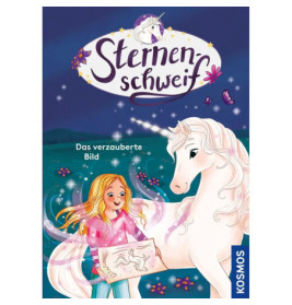 Ein lächelndes Mädchen hält eine Einhorn-Zeichnung neben einem weißen Einhorn unter einem sternenklaren Himmel.