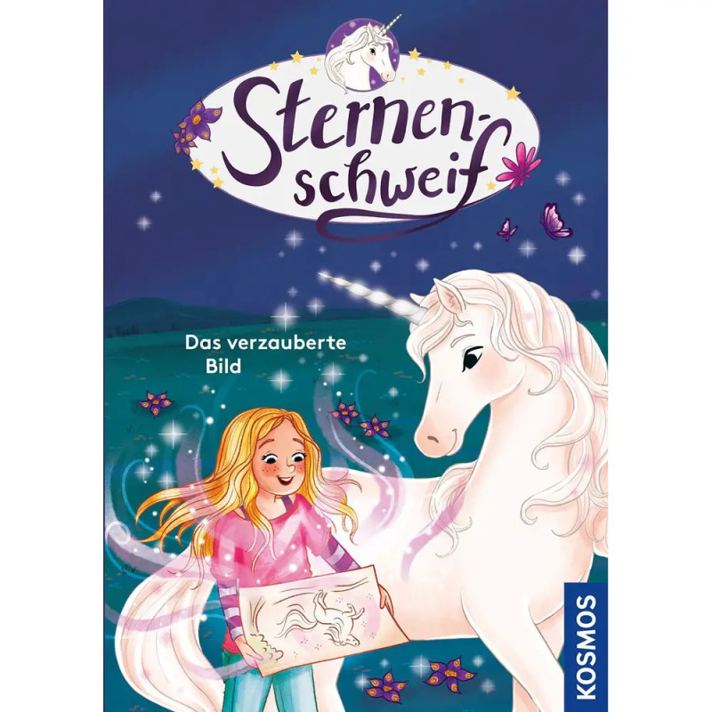 Ein lächelndes Mädchen hält eine Einhorn-Zeichnung neben einem weißen Einhorn unter einem sternenklaren Himmel. Ein lächelndes Mädchen hält eine Einhorn-Zeichnung neben einem weißen Einhorn unter einem sternenklaren Himmel.