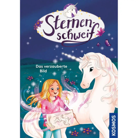 Ein lächelndes Mädchen hält eine Einhorn-Zeichnung neben einem weißen Einhorn unter einem sternenklaren Himmel.