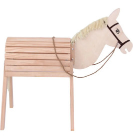 Holzpferd mit bemaltem Kopf, Wollmähne und Seilzügeln steht auf vier Beinen.