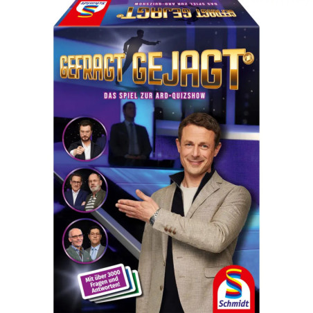 Spielbox von Gefragt Gejagt mit lächelndem Moderator, der zeigt, und Fotos der Quizshow-Kandidaten. Spielbox von Gefragt Gejagt mit lächelndem Moderator, der zeigt, und Fotos der Quizshow-Kandidaten.