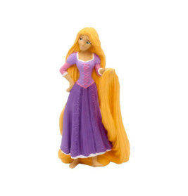 Rapunzel-Figur im lila Kleid hält ihr langes blondes Haar, vor weißem Hintergrund.