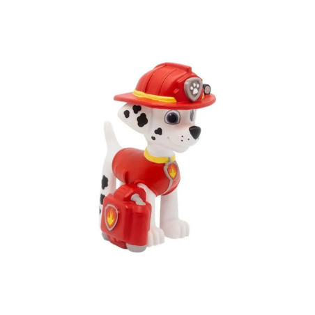 Spielzeug-Dalmatiner mit rotem Feuerwehrhut und Anzug hält ein rotes Rettungsset. Spielzeug-Dalmatiner mit rotem Feuerwehrhut und Anzug hält ein rotes Rettungsset.