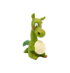 Grüne Drachenfigur mit kleinen Flügeln sitzt und hält ein blasses Ei, lächelnder Gesichtsausdruck.