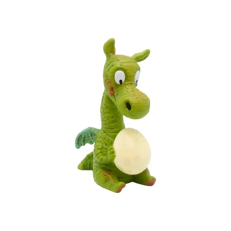 Grüne Drachenfigur mit kleinen Flügeln sitzt und hält ein blasses Ei, lächelnder Gesichtsausdruck. Grüne Drachenfigur mit kleinen Flügeln sitzt und hält ein blasses Ei, lächelnder Gesichtsausdruck.