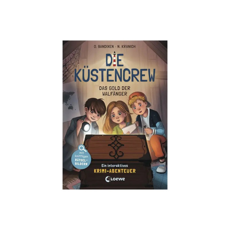 Drei Kinder betrachten auf dem Cover des deutschen Krimis Die Küstencrew eine leuchtende Schatztruhe.