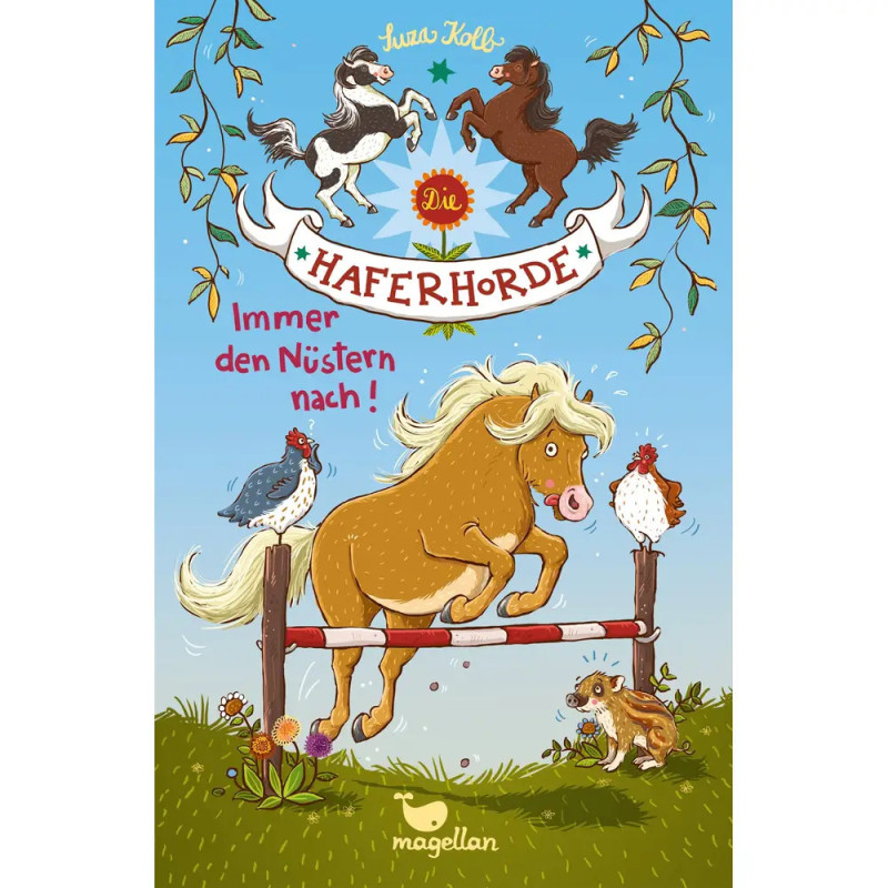Ein Cartoon-Pony springt über einen Zaun, beobachtet von zwei Hühnern, einem Kaninchen und einem Vogel bei Sonnenschein.