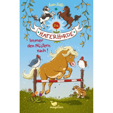 Ein Cartoon-Pony springt über einen Zaun, beobachtet von zwei Hühnern, einem Kaninchen und einem Vogel bei Sonnenschein.