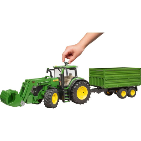 John Deere 7R 350 mit Frontlader und Tandemachstransportanhänger
