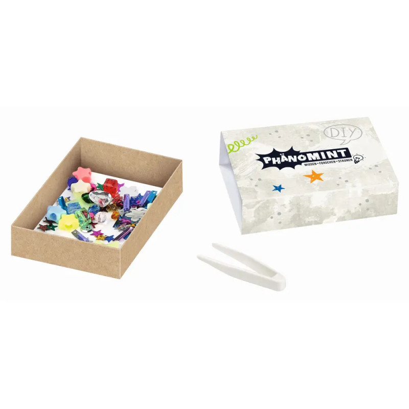 DIY-Experimentierset mit bunten Teilen, Pinzette und einer Box mit der Aufschrift Phänomint. DIY-Experimentierset mit bunten Teilen, Pinzette und einer Box mit der Aufschrift Phänomint.
