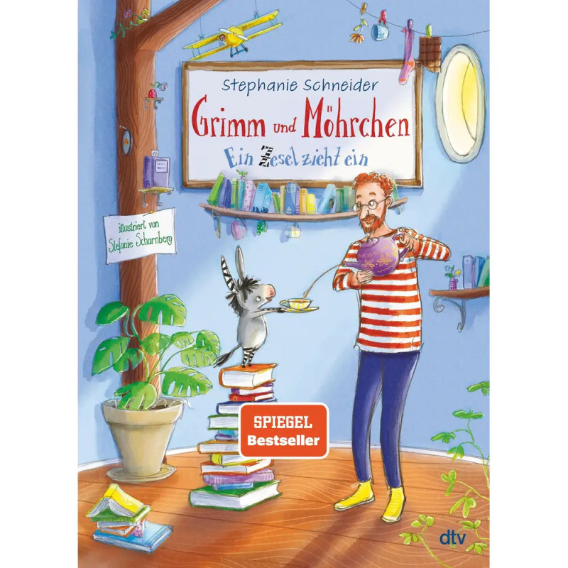 Ein Mann füttert einen kleinen Esel in einem gemütlichen Raum mit Pflanzen, Büchern und bunten Dekorationen.