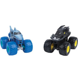 Zwei Spielzeug-Monstertrucks, blau als Hai und schwarz als Fledermaus, stehen nebeneinander auf weißem Hintergrund.