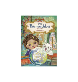 Ein Mädchen und ein weißer Hund betrachten eine leuchtende Kugel in einer bunten Bibliothek. Titel: Das Bücherschloss.