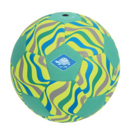Bunter Fußball mit grünen, gelben und grauen Wellenmustern sowie einem blauen Schildkrötenlogo.