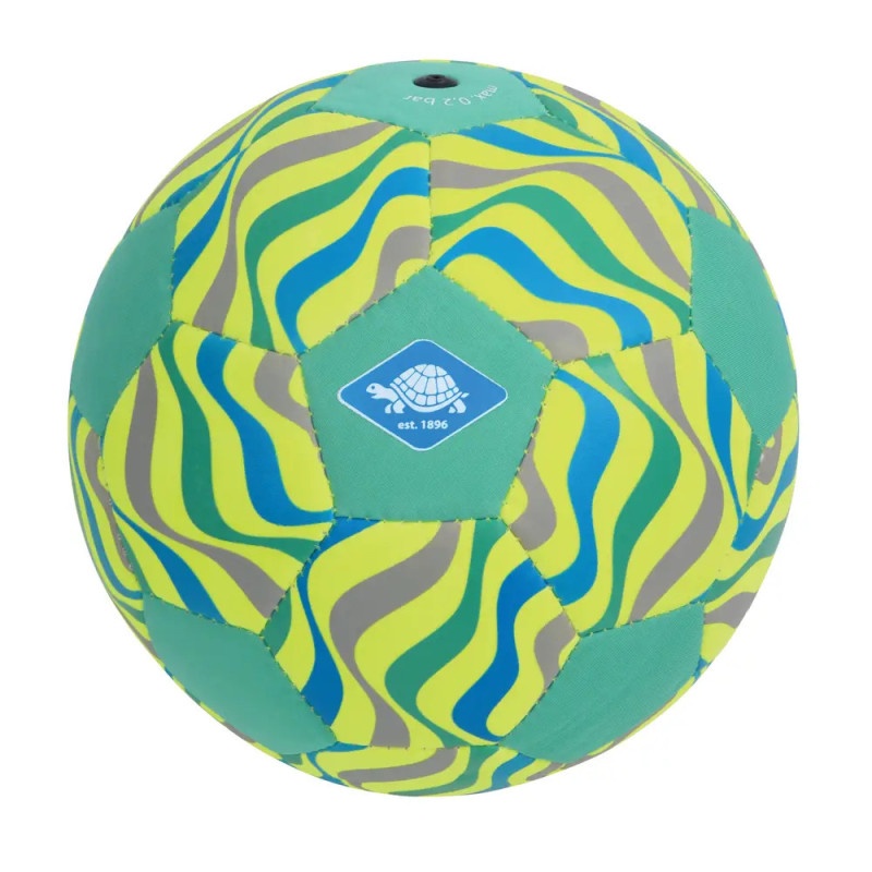 Bunter Fußball mit grünen, gelben und grauen Wellenmustern sowie einem blauen Schildkrötenlogo.
