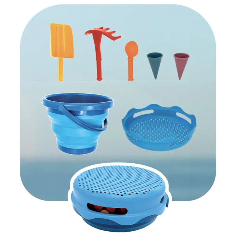 Faltbarer blauer Eimer mit Sieb, Schaufel, Rechen, Schöpfer, Kegeln und Deckel für Sandspiel auf blauem Hintergrund. Faltbarer blauer Eimer mit Sieb, Schaufel, Rechen, Schöpfer, Kegeln und Deckel für Sandspiel auf blauem Hintergrund.