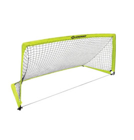 Tragbares gelbes Fußballtor mit schwarzem Netz, aufgebaut vor weißem Hintergrund.