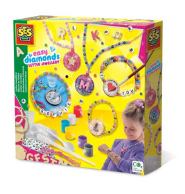 Schmuckbastelset mit Perlen, Anhängern, Buchstaben und einem Kind mit selbstgemachtem Armband und Halskette.