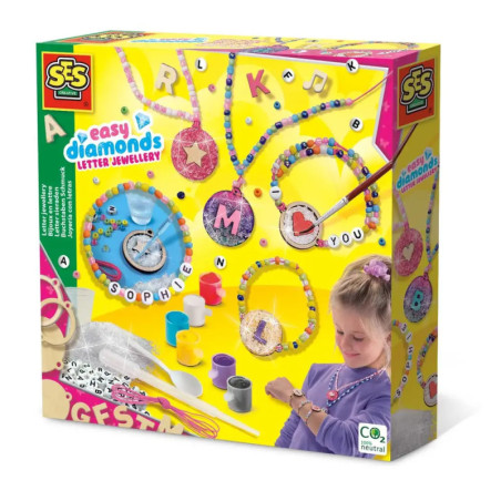 Schmuckbastelset mit Perlen, Anhängern, Buchstaben und einem Kind mit selbstgemachtem Armband und Halskette. Schmuckbastelset mit Perlen, Anhängern, Buchstaben und einem Kind mit selbstgemachtem Armband und Halskette.