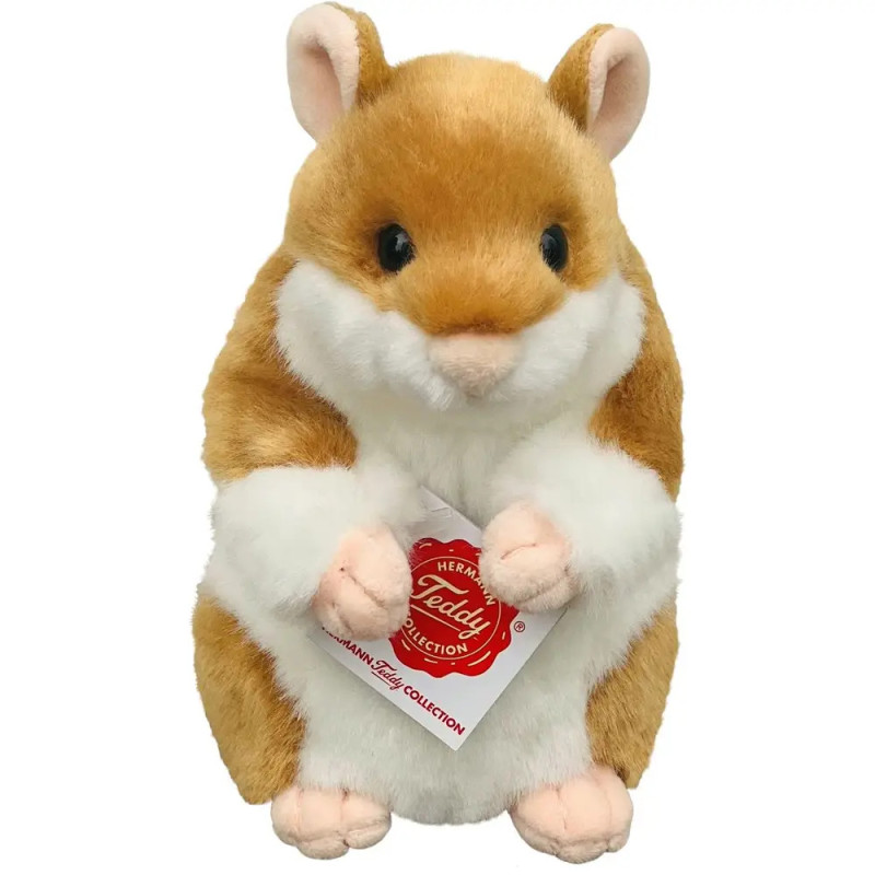 Ein Plüsch-Hamster mit braun-weißem Fell hält ein rotes Teddy-Collection-Logo-Tag in den Pfoten. Ein Plüsch-Hamster mit braun-weißem Fell hält ein rotes Teddy-Collection-Logo-Tag in den Pfoten.
