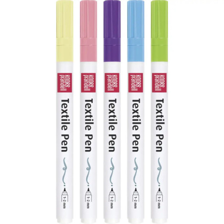 Fünf Textilmarker mit pastellfarbenen Kappen in Gelb, Pink, Lila, Blau und Grün stehen aufrecht in einer Reihe.