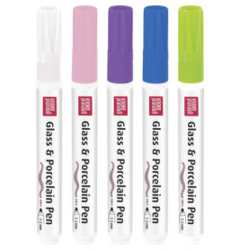 Fünf Schreibfedern aus Glas und Porzellan in Weiß, Rosa, Lila, Blau und Grün stehen nebeneinander aufrecht.