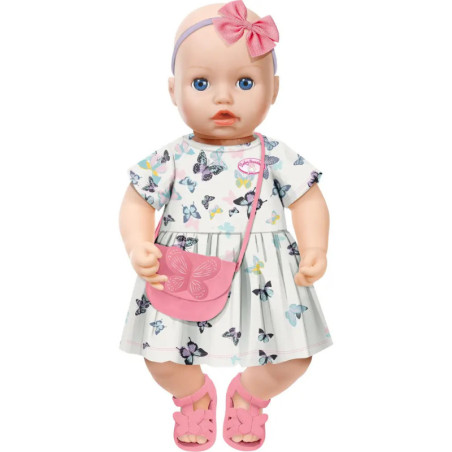 Babypuppe mit blauen Augen, Schmetterlingskleid, rosa Sandalen, Haarband und rosa Tasche. Babypuppe mit blauen Augen, Schmetterlingskleid, rosa Sandalen, Haarband und rosa Tasche.