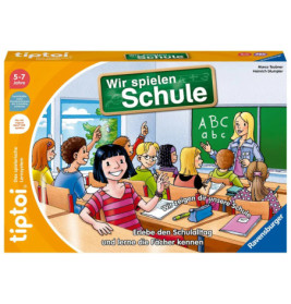 Kinder im Klassenraum mit Lehrkraft an der Tafel Brettspielschachtel Wir spielen Schule ist zu sehen.