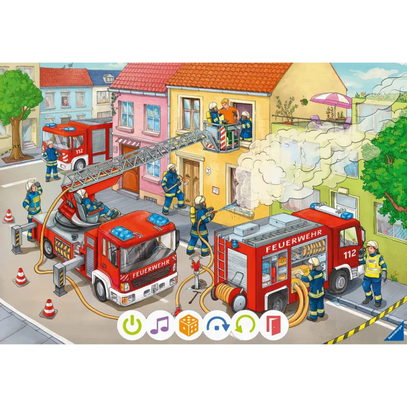Feuerwehr rettet Menschen mit Leitern aus brennendem Haus Löschfahrzeuge stehen auf der Straße. Feuerwehr rettet Menschen mit Leitern aus brennendem Haus Löschfahrzeuge stehen auf der Straße.