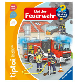 Zwei Feuerwehrleute löschen ein brennendes Haus, vor dem ein Feuerwehrauto steht.