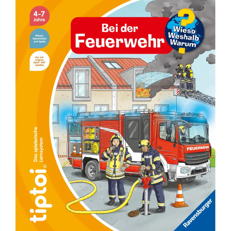 Zwei Feuerwehrleute löschen ein brennendes Haus, vor dem ein Feuerwehrauto steht.