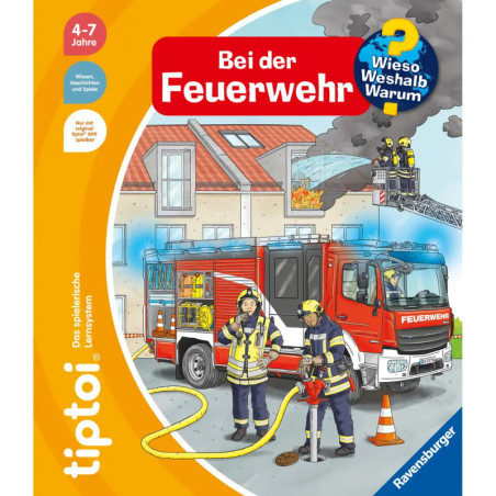 Zwei Feuerwehrleute löschen ein brennendes Haus, vor dem ein Feuerwehrauto steht.