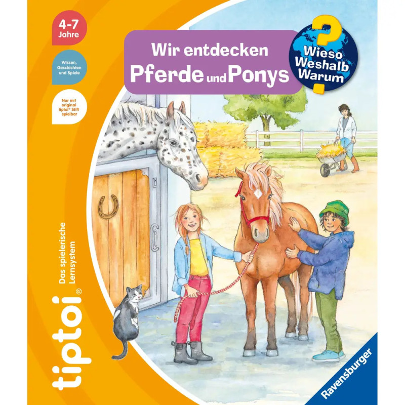 Ein Mädchen und ein Junge striegeln Ponys vor dem Stall, eine Frau steht lächelnd daneben. Ein Mädchen und ein Junge striegeln Ponys vor dem Stall, eine Frau steht lächelnd daneben.