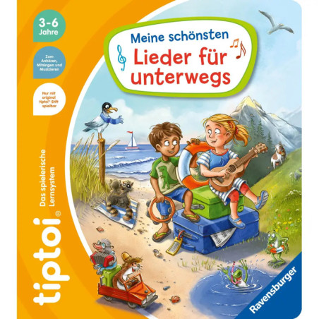 Zwei Kinder sitzen draußen auf Koffern, spielen Gitarre und singen, umgeben von Tieren und Natur.