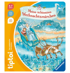 Kinder und eine Schneekönigin fahren im Rentierschlitten über ein festlich geschmücktes, verschneites Dorf.