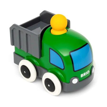 Grüner Spielzeugkipplaster mit weißen Rädern, gelbem Fahrer und BRIO-Logo vorn.