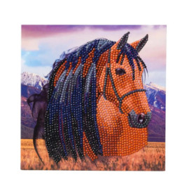 Perlenporträt eines Pferdes vor Berglandschaft und violettem Himmel.